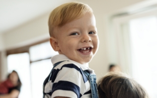 Child with knocked out baby tooth